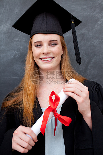 庆祝女童毕业的少女肖像图片