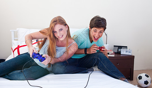 男孩和女孩玩电子游戏图片