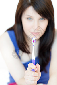 带着牙刷的迷人女人图片