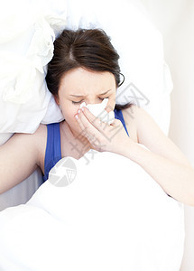 生病的年轻女士在床上放松图片