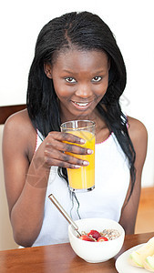 喝橙汁的非裔美国人笑着图片
