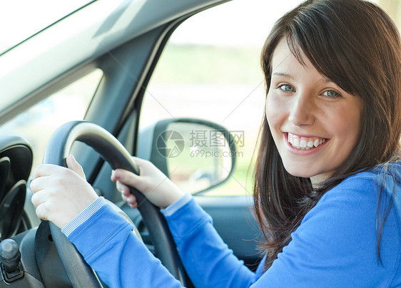 女青年驾驶微笑学习学校青少年成人女性盘子女孩汽车女士图片