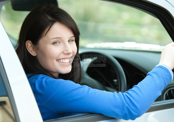 一个微笑着的女人开车的肖像图片