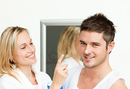 男人和女朋友在鼻子里沾着奶油快乐图片