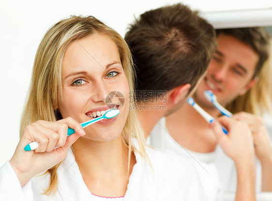 一对夫妇打扫牙齿图片