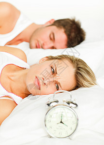 躺在床上的一对不快乐的夫妇图片