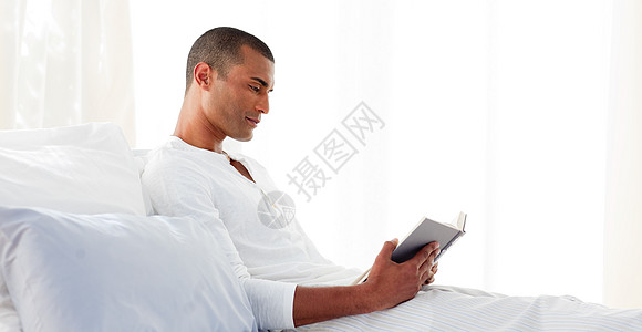专心的人躺在床上看书图片