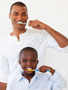 父亲和他的儿子在刷牙时图片