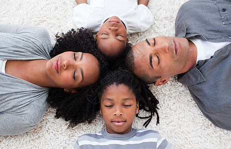 躺在地板上的非裔美洲青年家庭图片