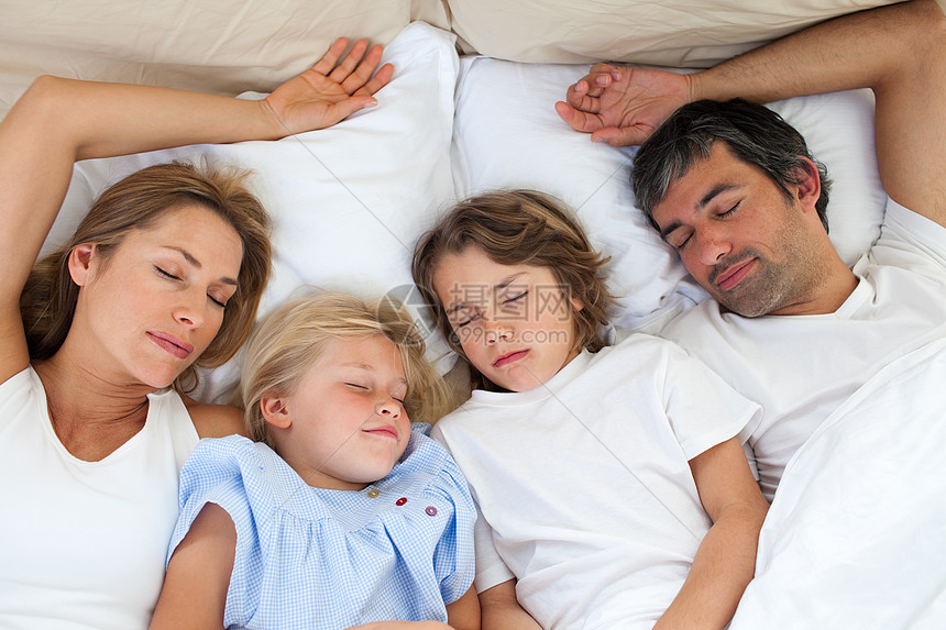 爱家人一起睡在一起图片
