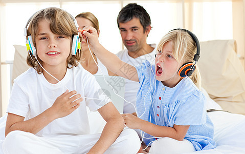 玩乐和听音乐的快乐儿童图片
