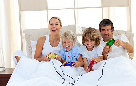 爱家人在卧室里玩电子游戏图片
