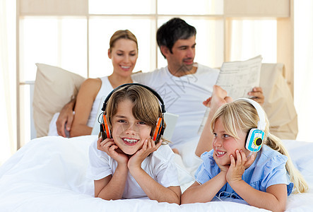 兄妹用耳机监听音乐快乐微笑房间卧室闲暇团体幸福父亲女士房子图片