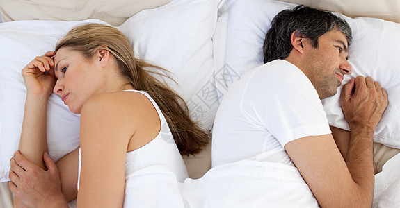 情侣分开睡 关系不和图片