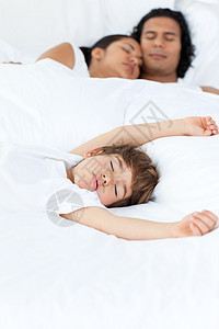 父母和他们的儿子睡在床上图片