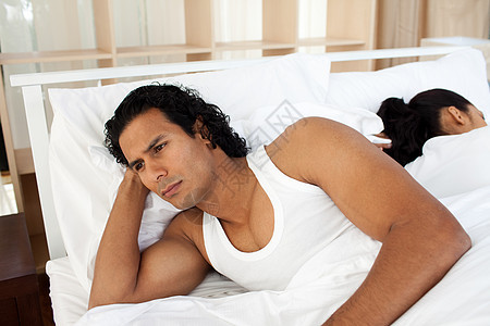 睡着与一个女人分开的男人在床上烦恼图片