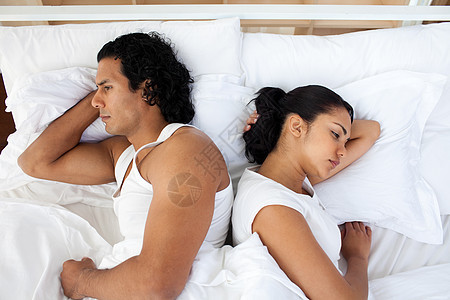 睡在床上的情侣分开睡觉图片