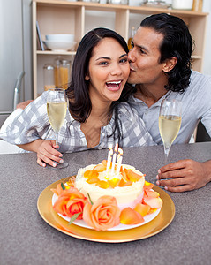浪漫情侣庆祝展示女性家庭乐趣惊喜微笑蜡烛礼物压痛男性图片