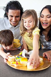 幸福家庭吃饼干图片