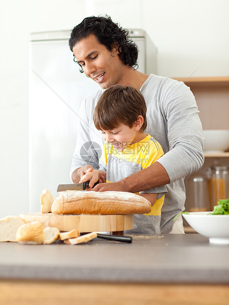 偷窥的父亲帮助他的儿子切面包图片