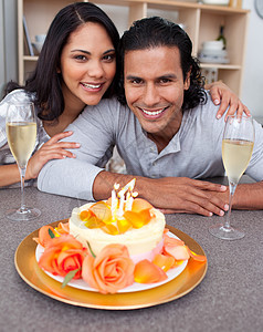 优雅的男人和妻子庆祝生日时的优美男人和妻子图片