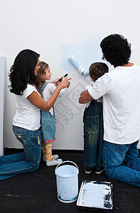 亲爱父母帮助子女涂油漆;图片