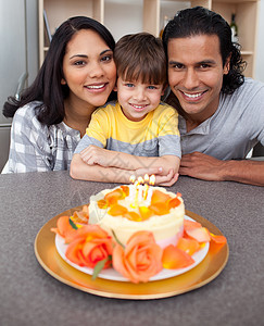 细心的父母在厨房里庆祝他们儿子的生日图片