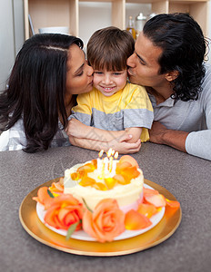 喜悦的父母们庆祝他们儿子的生日丈夫闲暇乐趣后代夫妻快乐食物男性妻子蛋糕图片