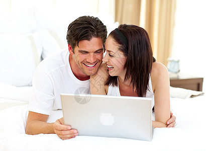使用膝上型笔记本电脑的一对有血缘夫妇男性情人成人男生女士快乐网络技术女朋友家庭图片