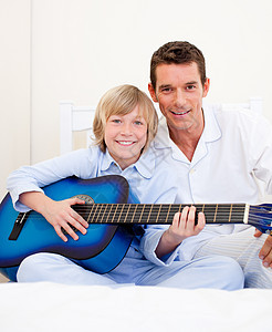 和父亲弹吉他快乐的小男孩图片