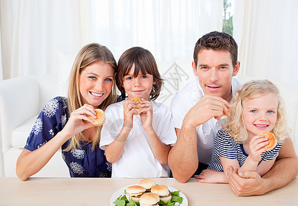 家人在客厅里吃汉堡的微笑图片