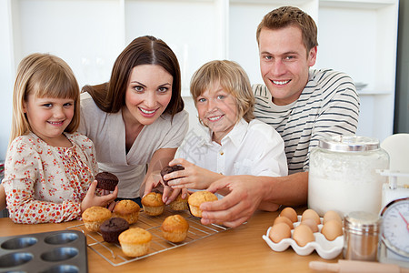 小时食物微笑孩子帮助男人饼干烤箱糕点房子女孩图片