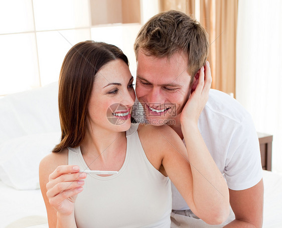 幸福的一对夫妇发现怀孕测试结果母性婴儿女士妻子关系男朋友父母母亲男人亲子图片