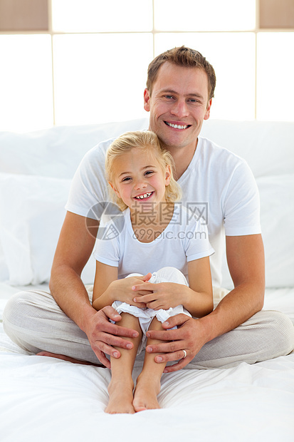照顾父亲和他的女儿坐在床上 陪着他的父亲图片