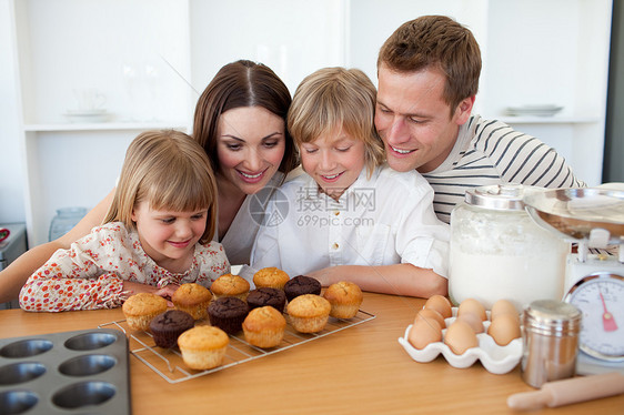欢乐的家庭展示他们的松饼图片