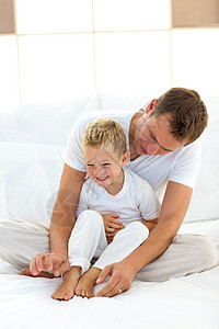 和儿子在床上玩耍的好父亲图片