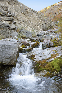 流着瀑布碎石巨石苔藓荒野地形地衣岩石山脉峡谷山沟图片