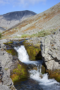 流着瀑布巨石植物荒野峡谷岩石山沟山脉苔藓地衣绿色图片