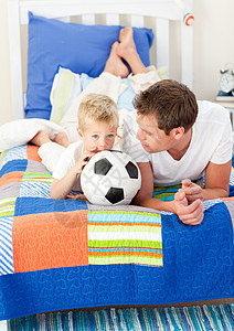 可爱的小男孩和他父亲 在看足球比赛的时候图片