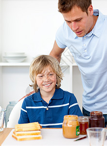 小金黄小男孩和他父亲 准备早餐图片