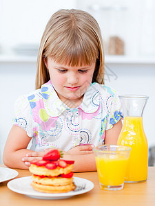 可爱的小女孩 吃华夫饼和草莓童年饼子女孩营养孩子水果橙汁早餐微笑姐姐图片