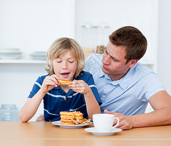 迷人的父亲和儿子吃华夫饼图片