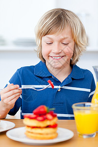 可爱的男孩用草莓吃华夫饼兄弟胡扯快乐男生水果孩子圆形饼子蛋糕男性图片