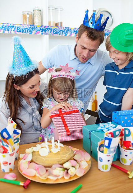 微笑的小女孩 庆祝她的生日生日图片