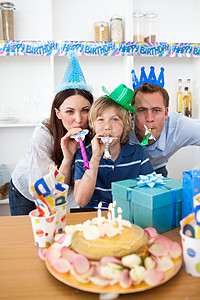 欢乐的父母庆祝他们儿子的生日图片