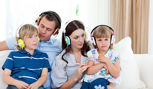 年轻家庭一起倾听音乐会图片