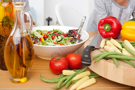 特写沙拉玉米液体桌子有机食品花园豆子食物胡椒烹饪饮食图片