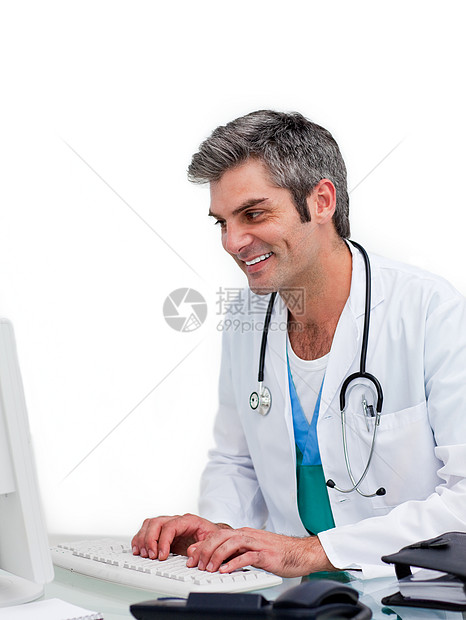 在计算机工作时微笑的男医生图片