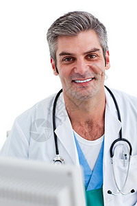 一名男医生持有听诊器的男性医生的肖像图片