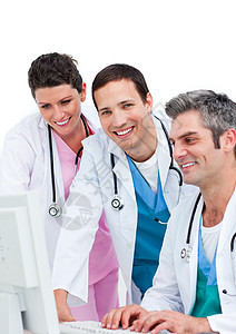 使用计算机的微笑医疗队护士外科职业女士健康蓝色医生临床手术团队图片
